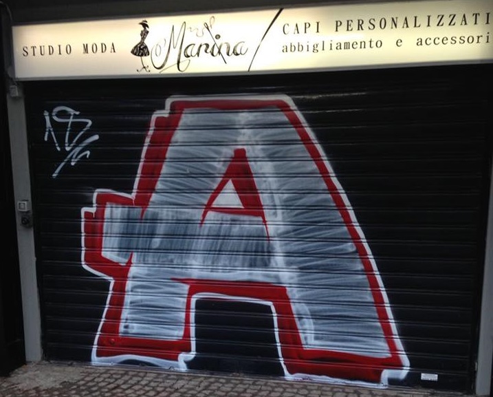 Writers vandalizzano il negozio