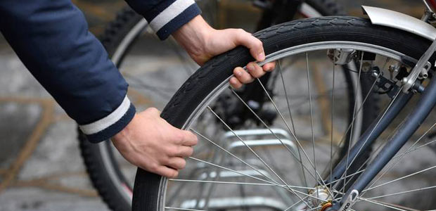 Tenta di rubare una bicicletta ma i poliziotti lo arrestano