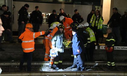 Travolto dal treno in stazione a Monza è ancora vivo FOTO