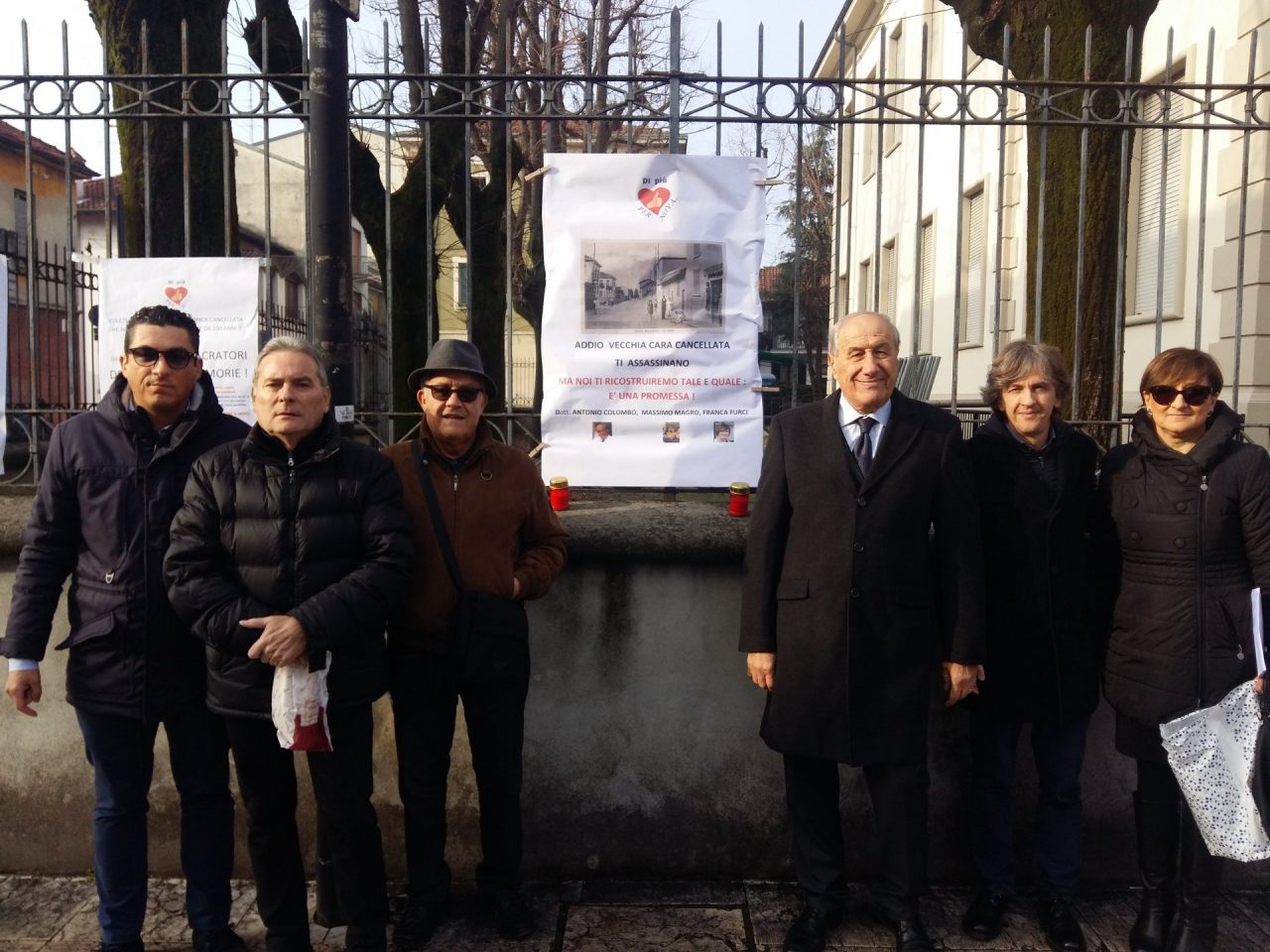 Si abbatte la cancellata della vecchia scuola, “Di più per Nova” le fa il “funerale”