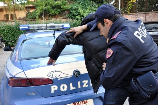 Tenta di dar fuoco al palazzo: “Egiziano da rimpatriare”