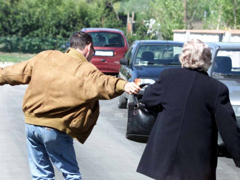 Carabiniere fuori servizio tenta di sventare uno scippo