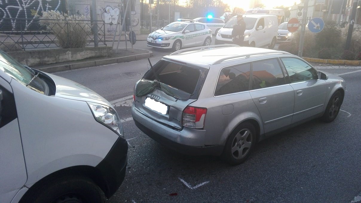 Tamponamento, traffico in tilt in pieno centro