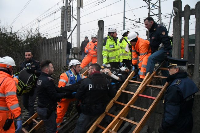 Treno deragliato a Segrate, 3 morti e 100 feriti FOTO E VIDEO