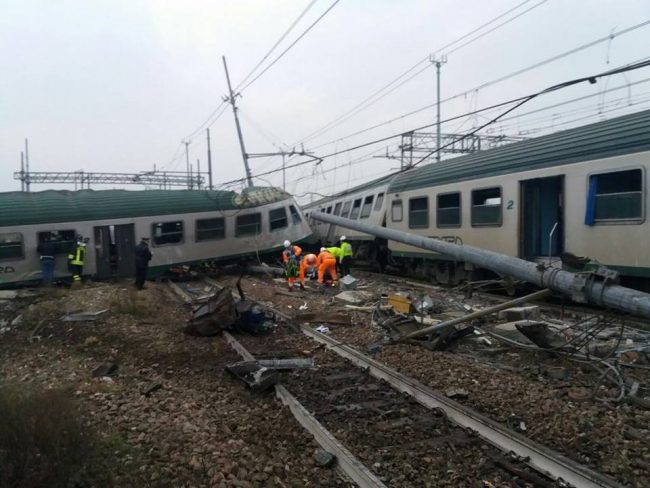 Treno deragliato, indagati i vertici di Trenord e Rfi
