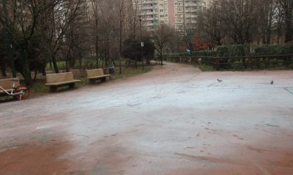 Vandali svuotano estintori nel parchetto: tutto "innevato"