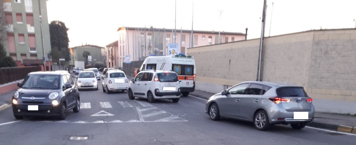 Incidente in via Lecco: traffico in tilt