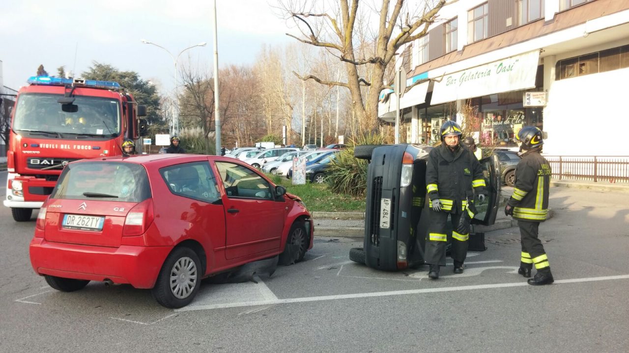 Schianto a Meda, auto si ribalta FOTO E VIDEO
