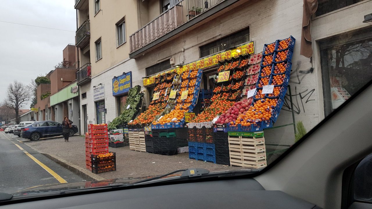 Fruttivendolo cade dal pero multato per occupazione abusiva
