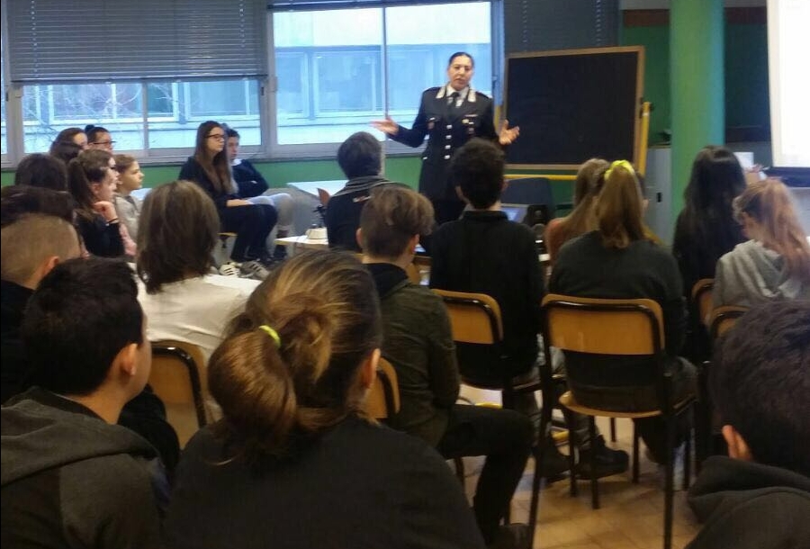 Carabinieri in classe contro il bullismo