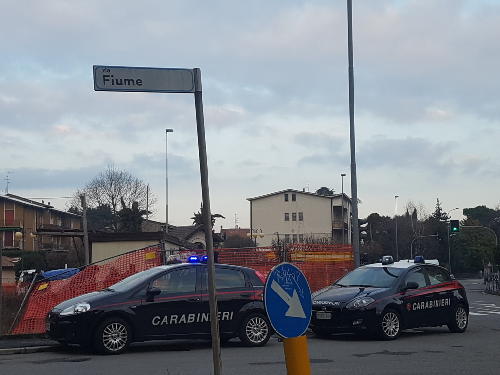 Clandestini nel cantiere  di via Fiume
