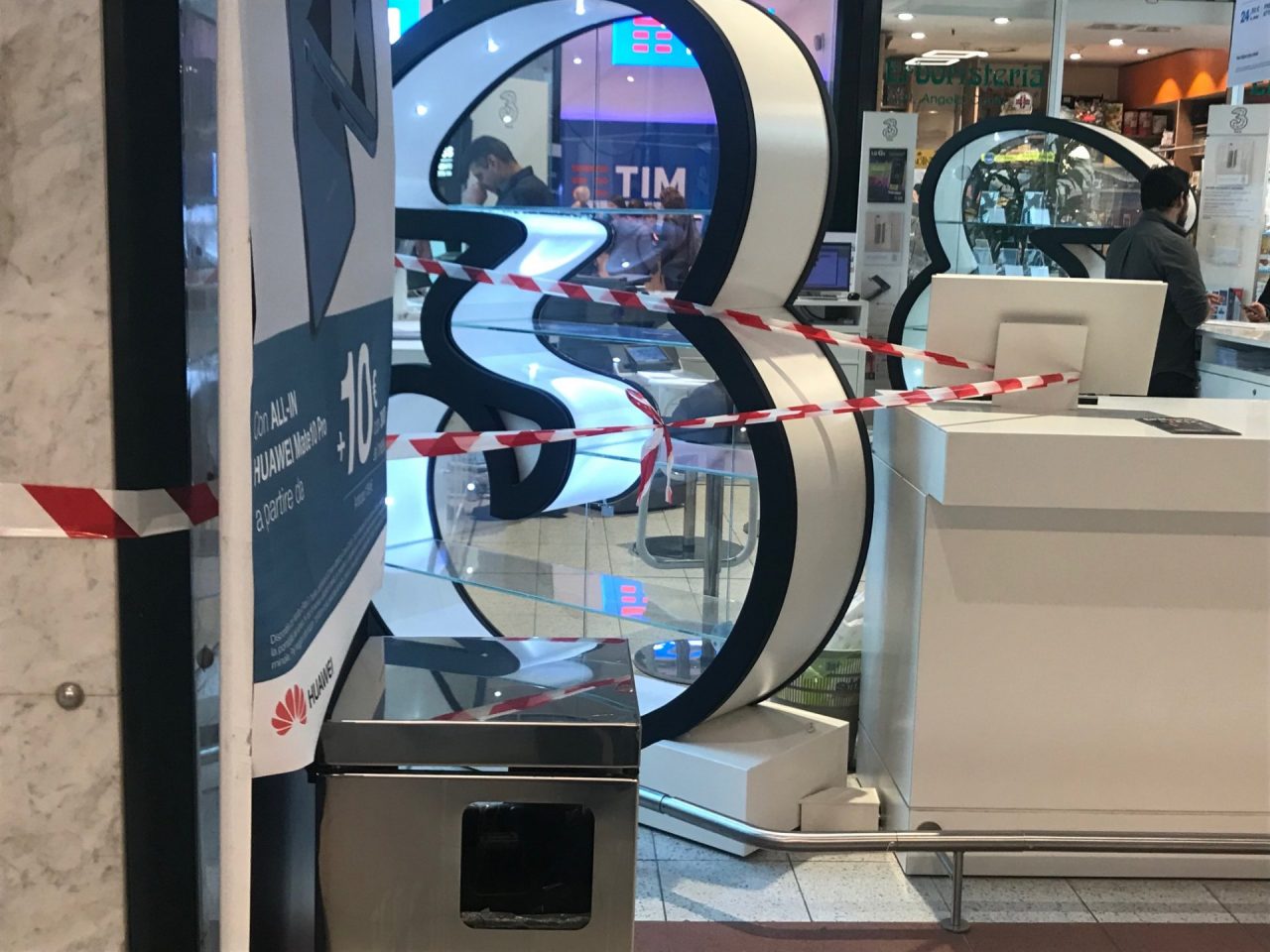 Trovano cellulari rubati in giardino  e li restituiscono