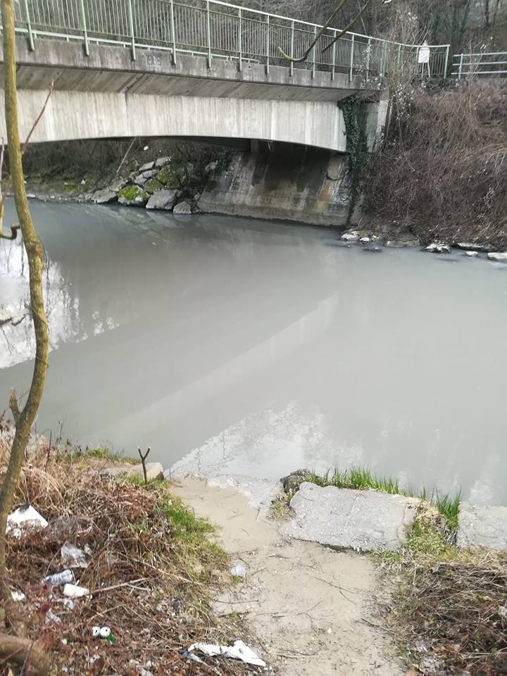 Allarme a Carate per il Lambro grigio