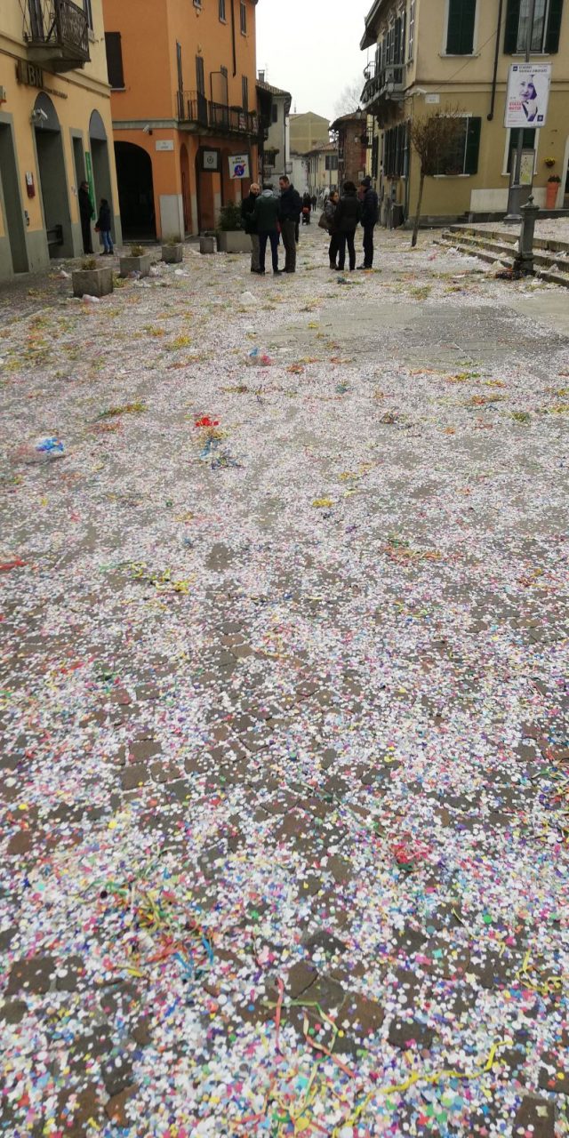 Centro sommerso dai coriandoli, ecco perché