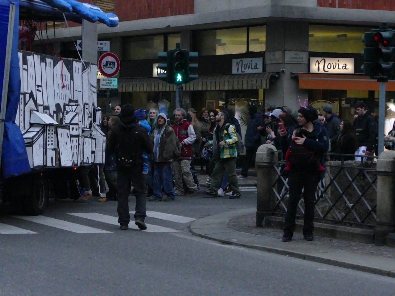 Corteo di vandali, la città si ribella
