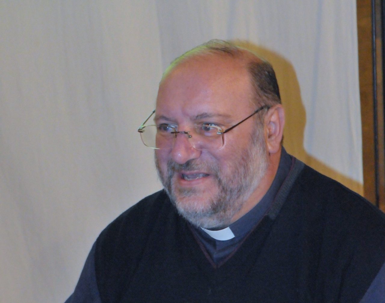 Stop al bullismo dibattito con il sacerdote che combatte la pedofilia