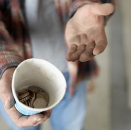 Mendicante molesto multato e allontanato dai vigili
