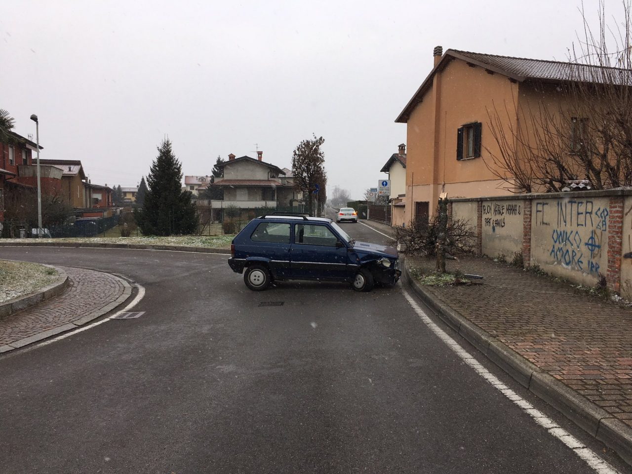 Trezzo ottantanovenne perde il controllo del mezzo e abbatte un albero