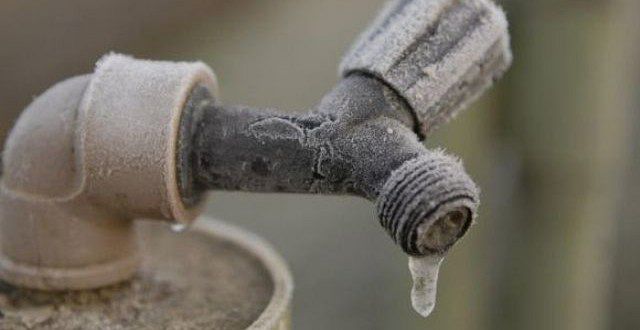Il gelo siberiano arriva in Brianza e Lentate chiude l’acqua al cimitero