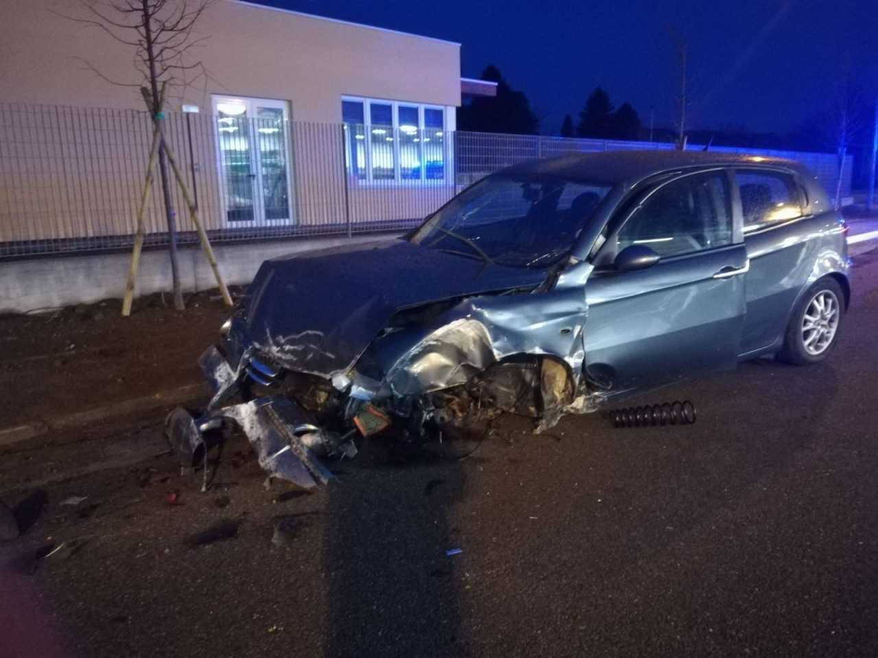 Schianto all’alba a Camnago, auto finisce contro un palo