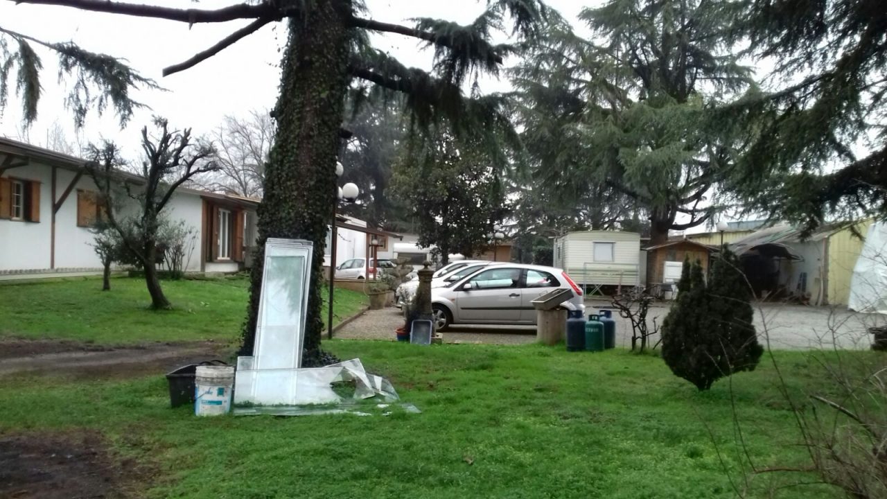 Furto di corrente e abusi edilizi, blitz dai rom