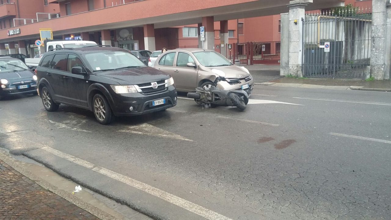 Scontro auto moto centauro in ospedale