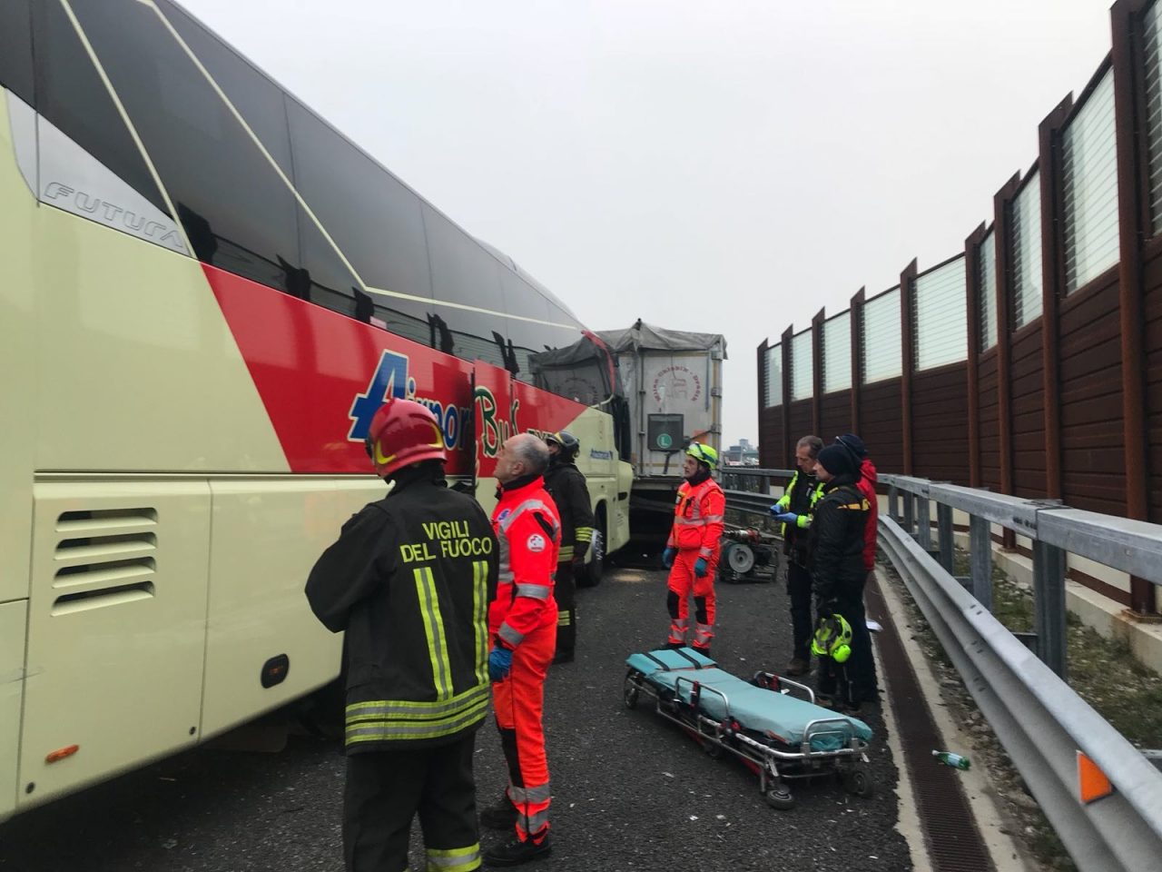 Tir contro autobus sulla A4: il racconto del testimone VIDEO