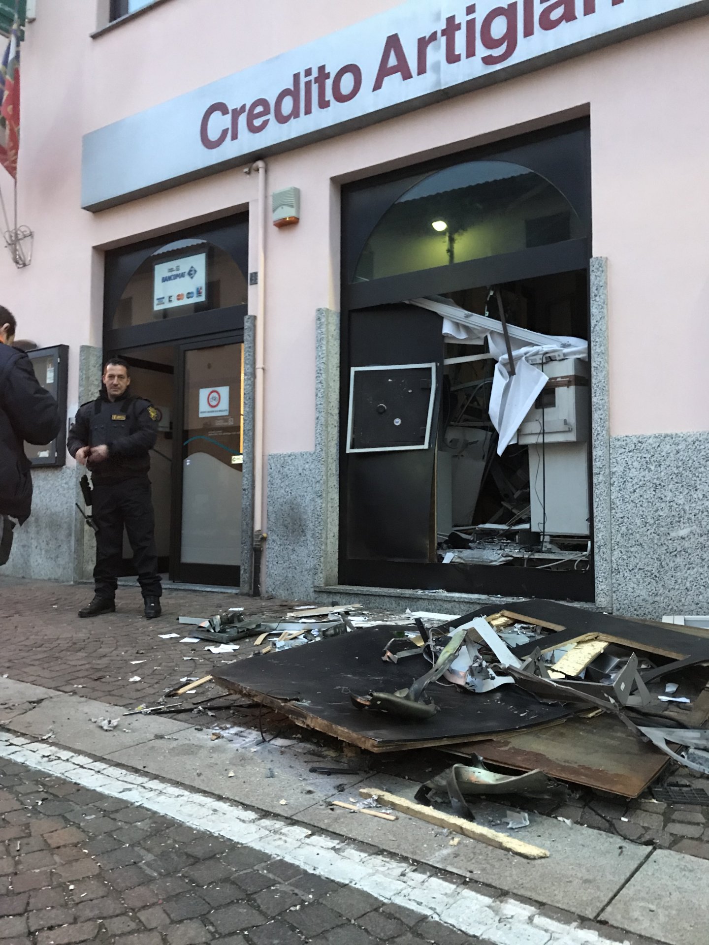 Caponago via Roma Credito Artigiano ladri fanno esplodere il bancomat