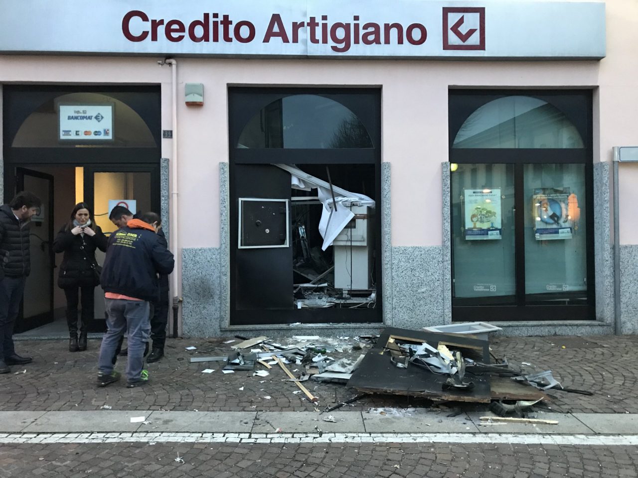 I ladri fanno esplodere il bancomat VIDEO E GALLERY