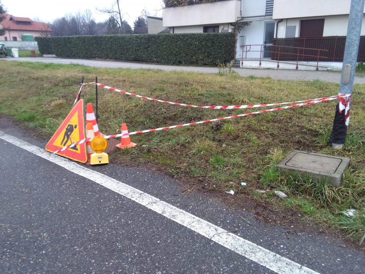 Cade in un tombino, paura per un bimbo di 5 anni
