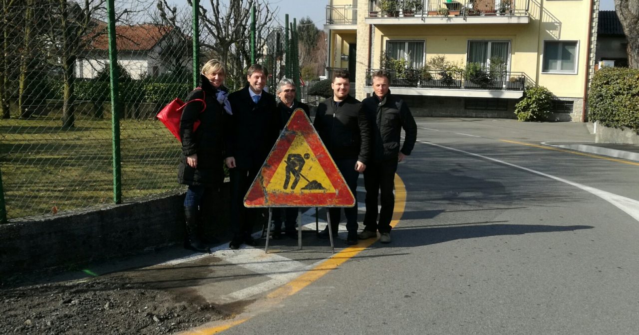 Ospiti speciali tengono a battesimo i lavori per il nuovo marciapiede a Renate