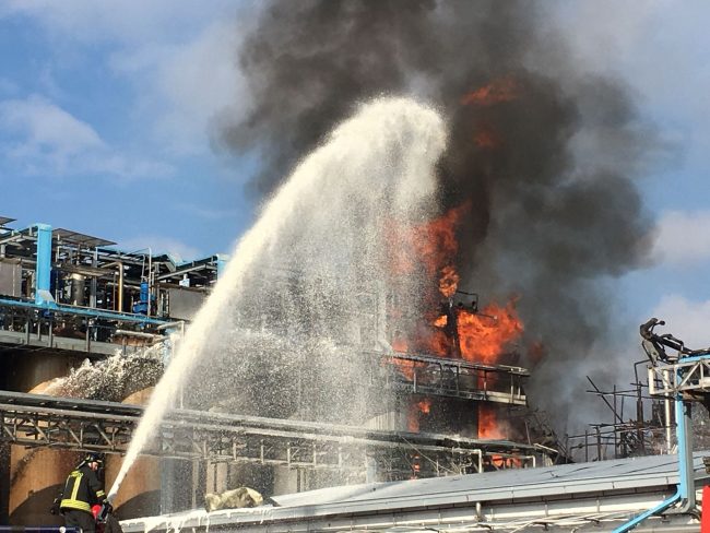 Esplosione in azienda dichiarata maxiemergenza, due feriti in codice rosso FOTO e VIDEO