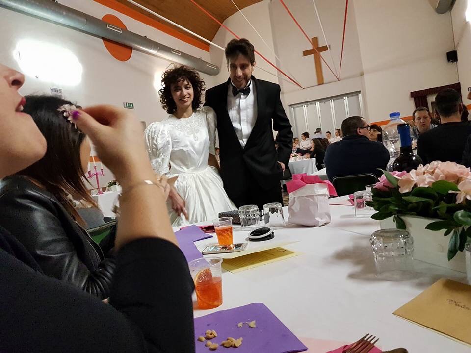 Lo strano decesso al banchetto di nozze: servita la cena con delitto
