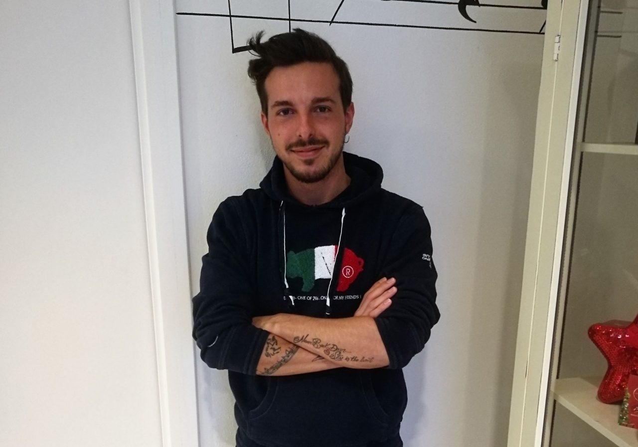 Barista diventa cantante e spopola sul web