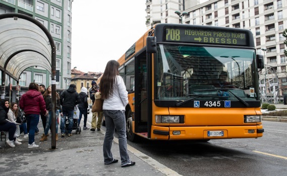 Ubriachi molestano conducente d’autobus: denunciati
