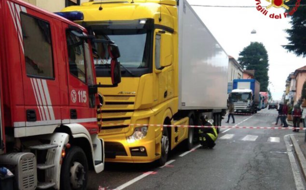 Muoiono schiacciati da un camion