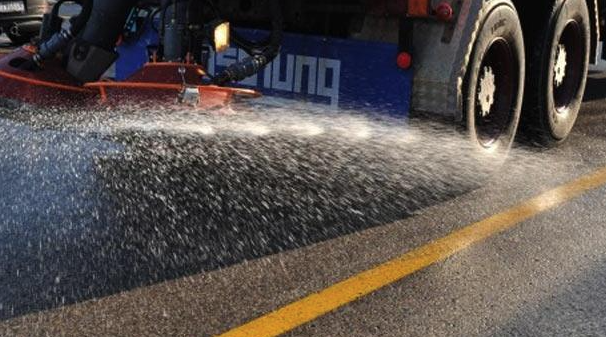 Emergenza neve in azione i mezzi spargisale su Monza e provincia
