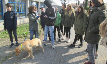 Trezzo studenti delle medie a lezione di pet therapy FOTO