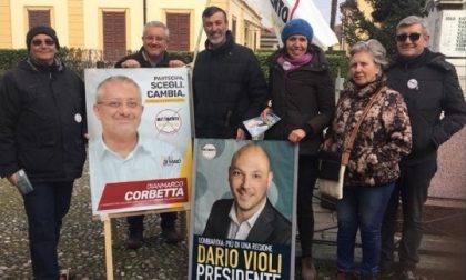 Elezioni, grillini in piazza a Villa Raverio