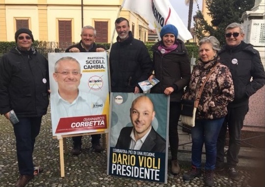Elezioni, grillini in piazza a Villa Raverio