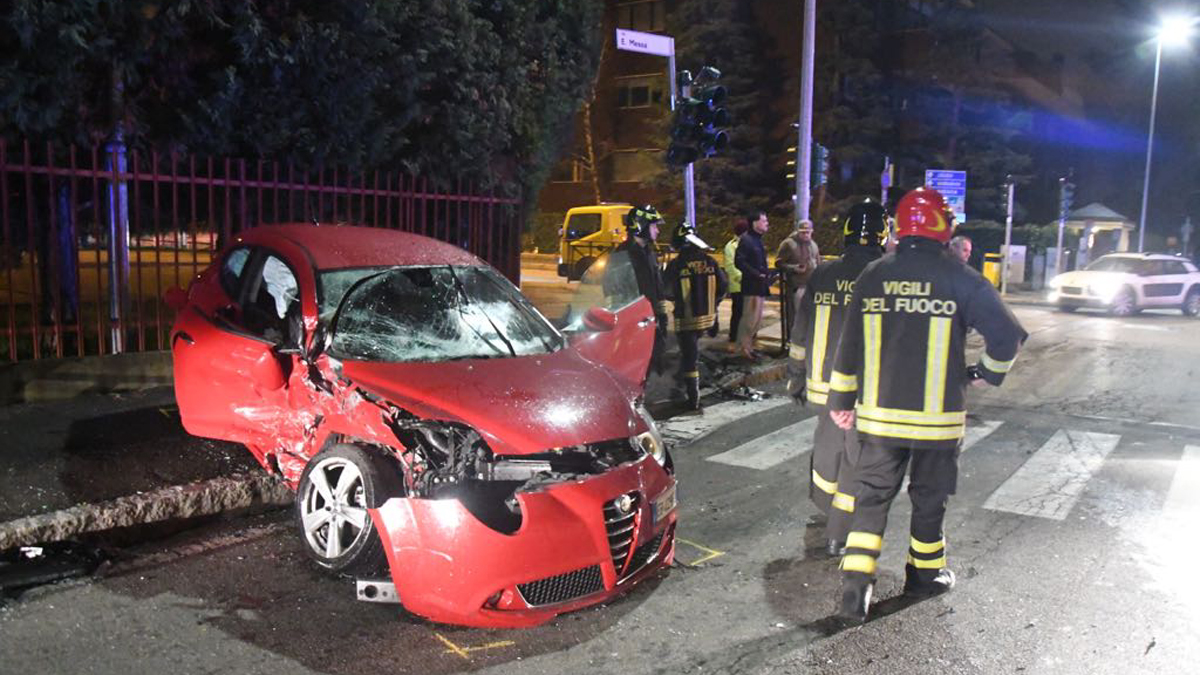 Pauroso schianto stanotte in via Ferrari LE IMMAGINI