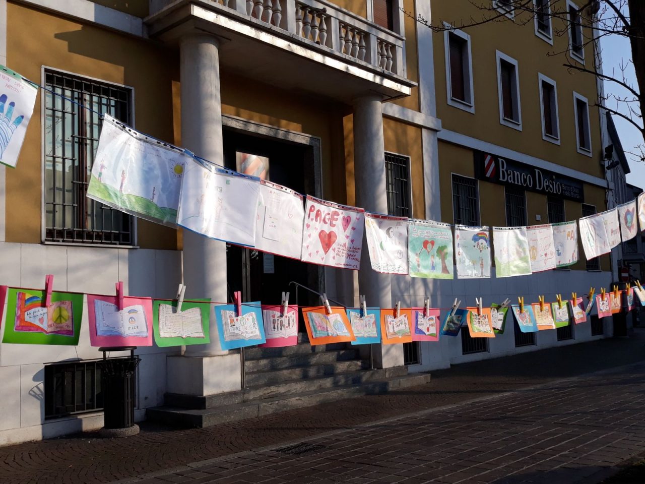 Desio si sveglia tappezzata di disegni FOTO