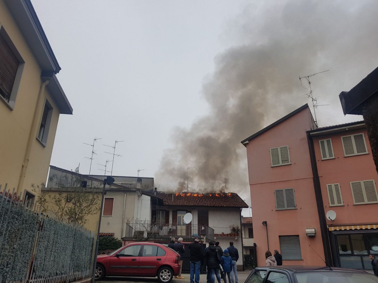 Incendio a Verano a fuoco il tetto di una abitazione FOTO E VIDEO