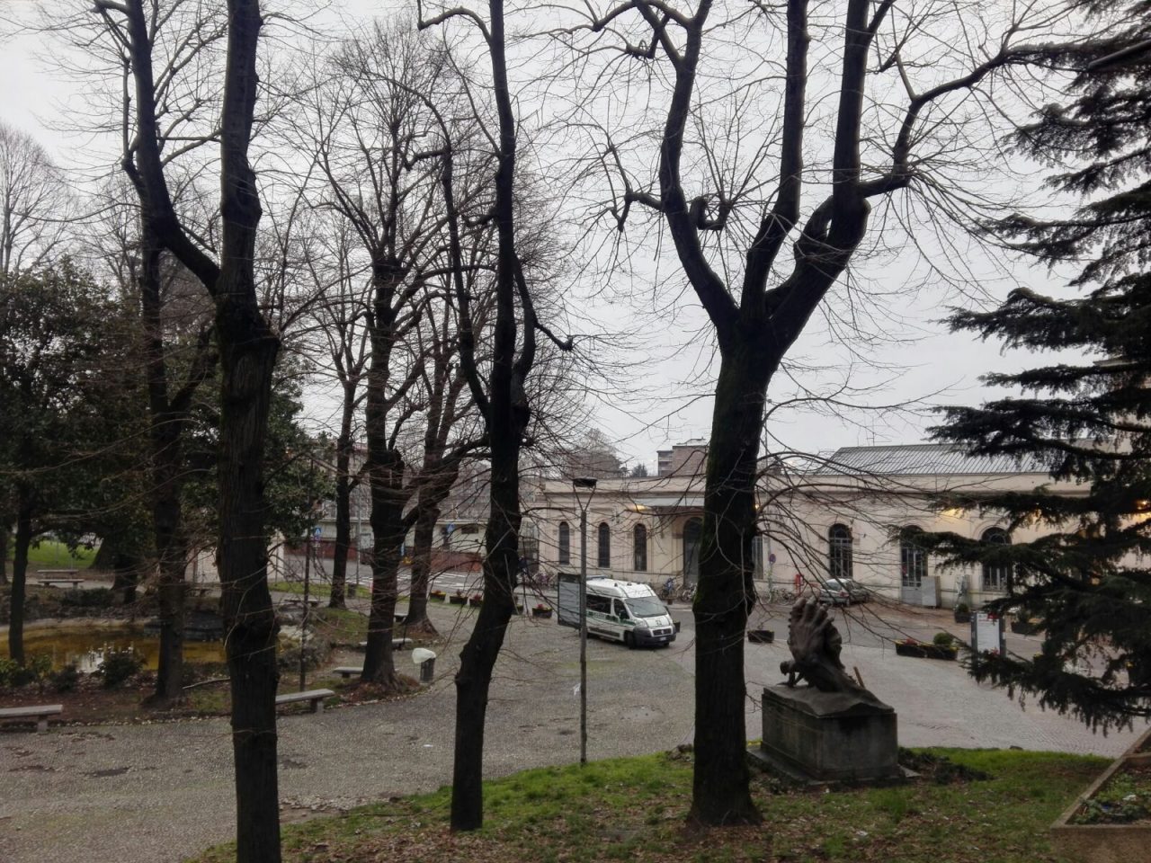 Capotreno preso a bottigliate in stazione