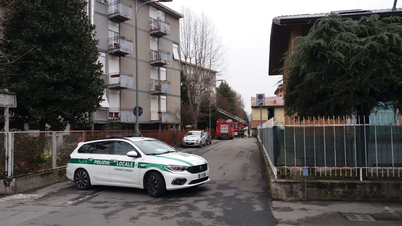 Scroscia acqua dal soffitto, intervengono i pompieri