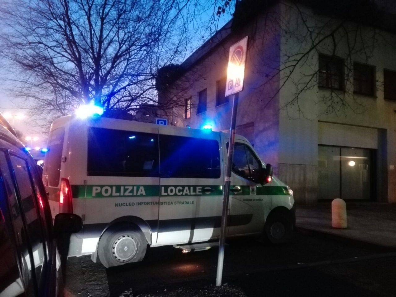 Provoca un incidente e se ne va, feriti due bambini