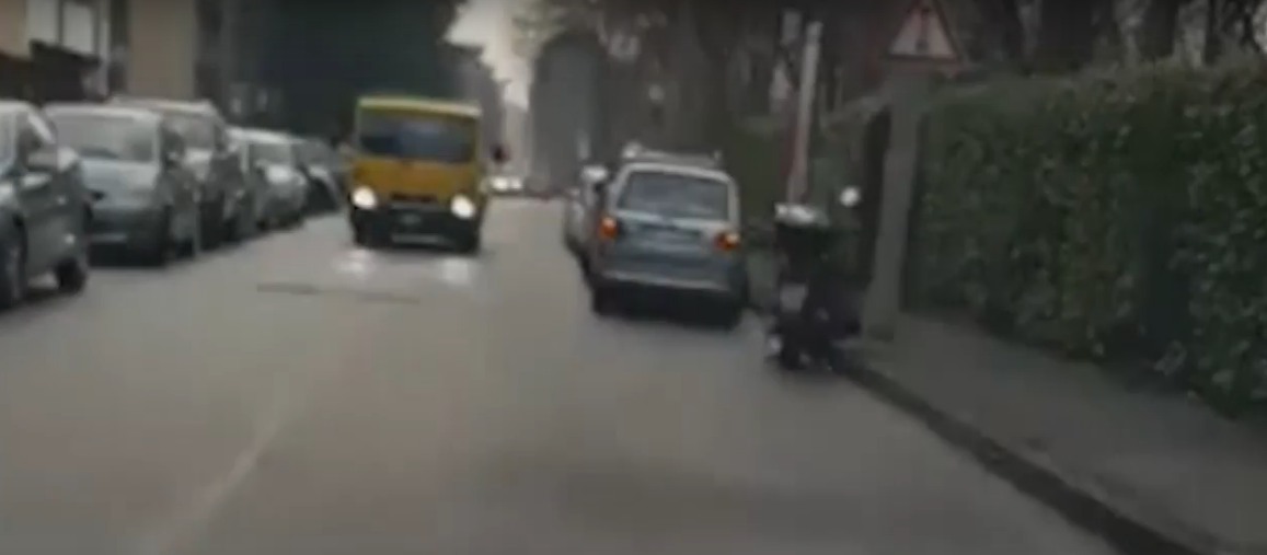 Macchine in divieto per la sosta caffè: il video di un nostro lettore