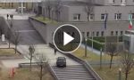Sale con l’auto le scale dell’ospedale VIDEO