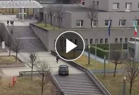 Sale con l’auto le scale dell’ospedale VIDEO