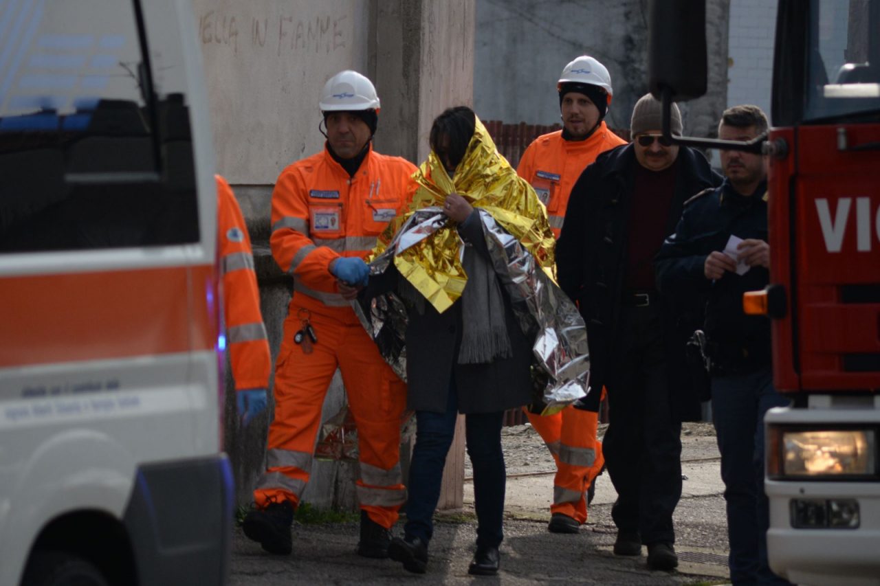 Allarme a Monza, donna si arrampica su una gru per protesta